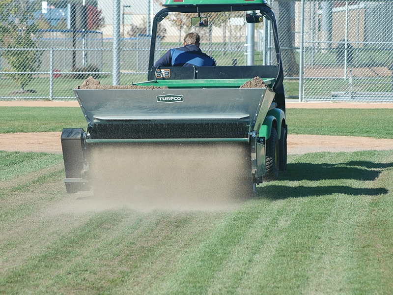 Turfco Mete-R-Matic 32 Self Proplelled Walk Topdresser Gas Engine Model  F-15